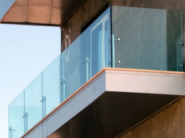 Стеклянные ограждения балконов | Цельностеклянные конструкции