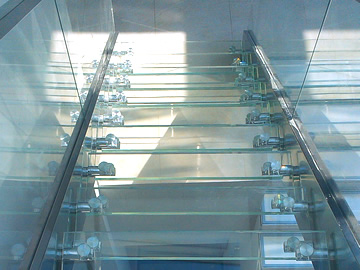 Прямые стеклянные лестницы