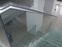 ограждение из стекла лестницы со стеклянными ступенями