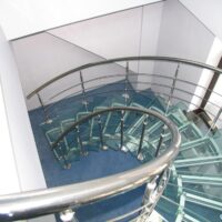 Read more about the article Експонентні сходи зі скляними сходами та огорожею з нержавіючої сталі