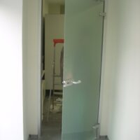 Read more about the article Скляні двері душової кабіни з доводчиками в алюмінієвій коробці