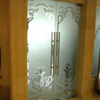 Read more about the article Двобортні скляні двері з малюнком і замками для підлоги