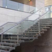 Read more about the article Ограждение лестницы из стекла и нержавеющей стали