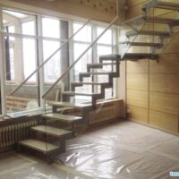 Read more about the article Огородження сходів зі скла на точковому кріпленні, з дерев’яними сходами та поручнями