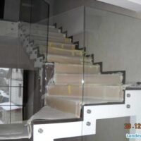 Read more about the article Как выбрать стеклянные перила на лестницу?