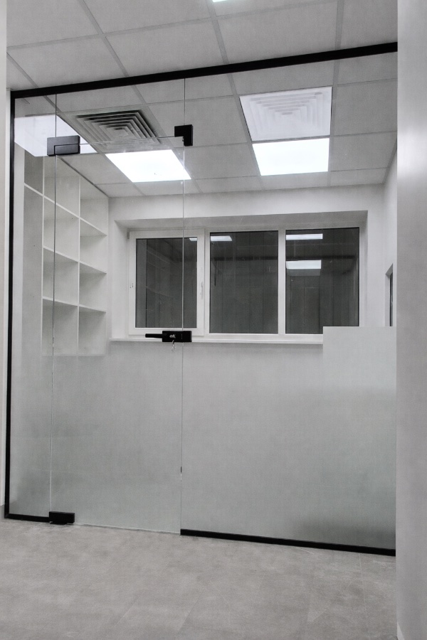 Стеклянные перегородки распашные двери, фото 12