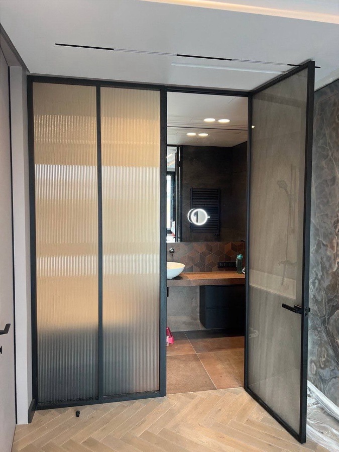 Стеклянные перегородки распашные двери, фото 15