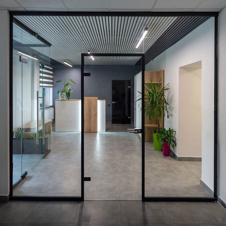 Стеклянные перегородки распашные двери, фото 19