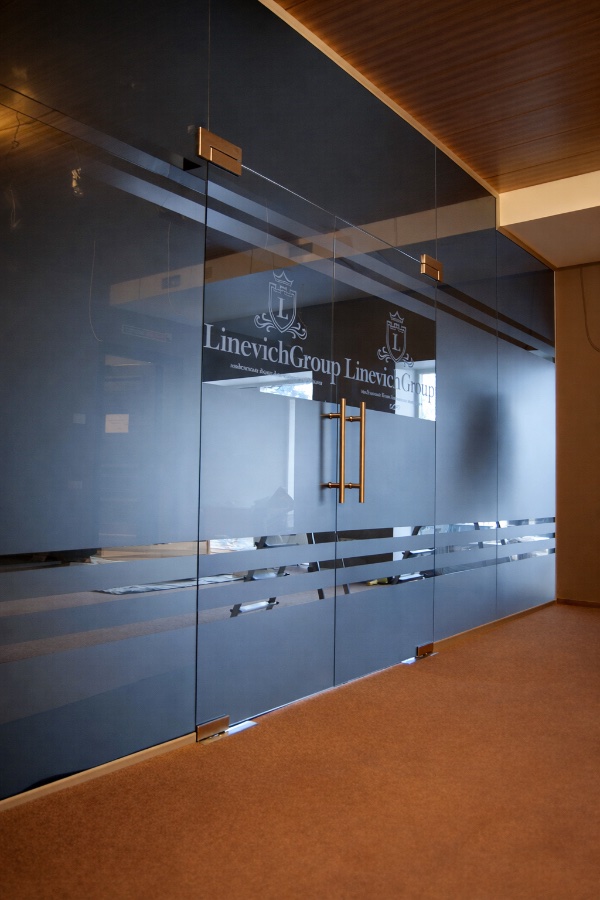 Стеклянные перегородки распашные двери, фото 20