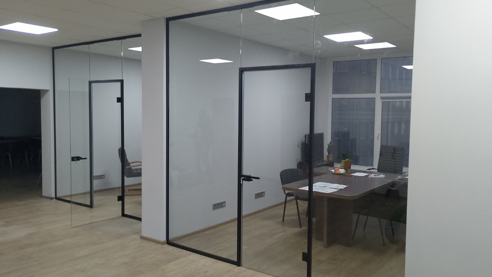 Стеклянные перегородки распашные двери, фото 28