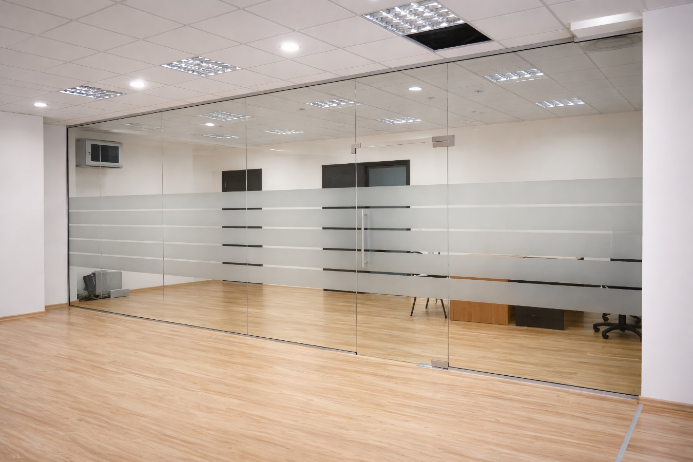 Стеклянные перегородки распашные двери, фото 31