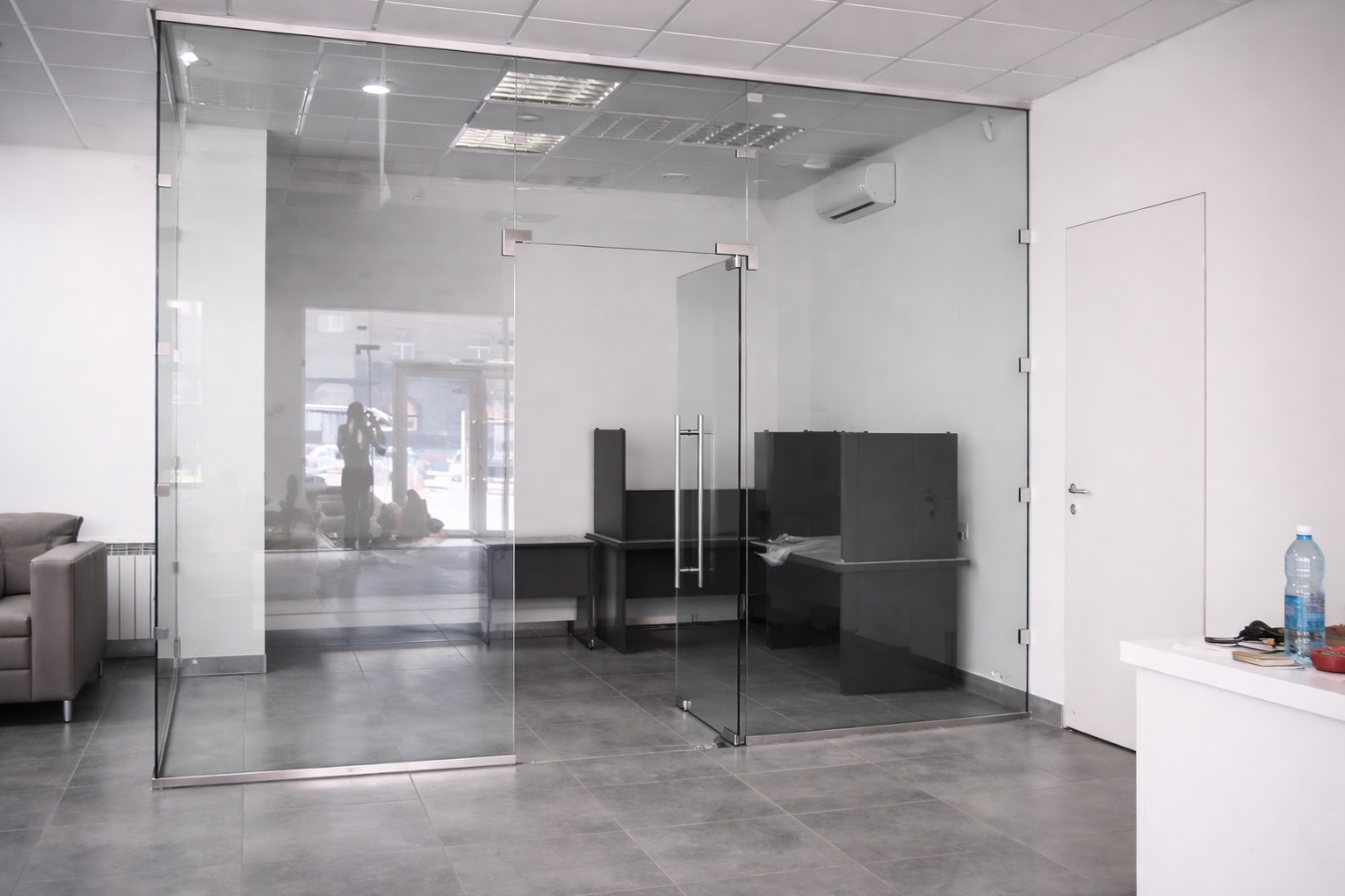 Стеклянные перегородки распашные двери, фото 32