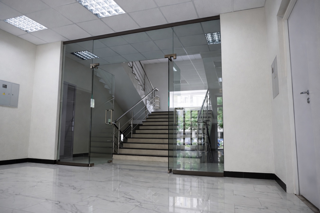 Стеклянные перегородки распашные двери, фото 33