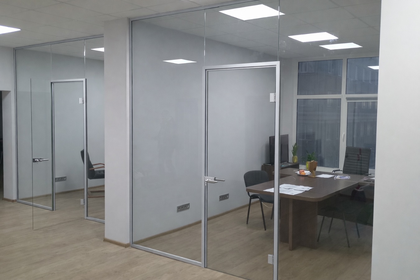 Стеклянные перегородки распашные двери, фото 6